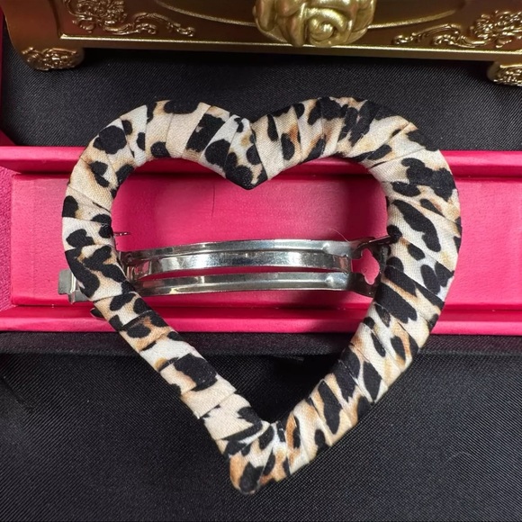 Betsey Johnson Leopard Heart Hair Clip New - Picture 2 of 12